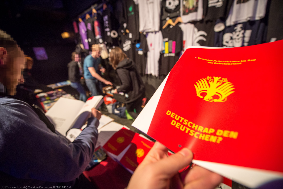 TickTickBoom bei der Arbeit an der Broschüre – Foto: JUST